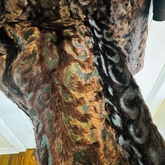 Tahari women’s black long coat. Faux fur detail across bottom feels like velvet - Picture 2 of 7